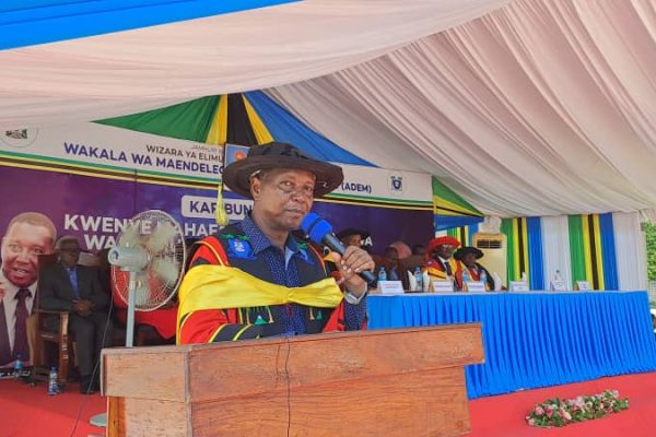 Prof Mkenda : Walimu wakuu kuweni makini na zawadi, misaada inayotolewa mashirika shuleni