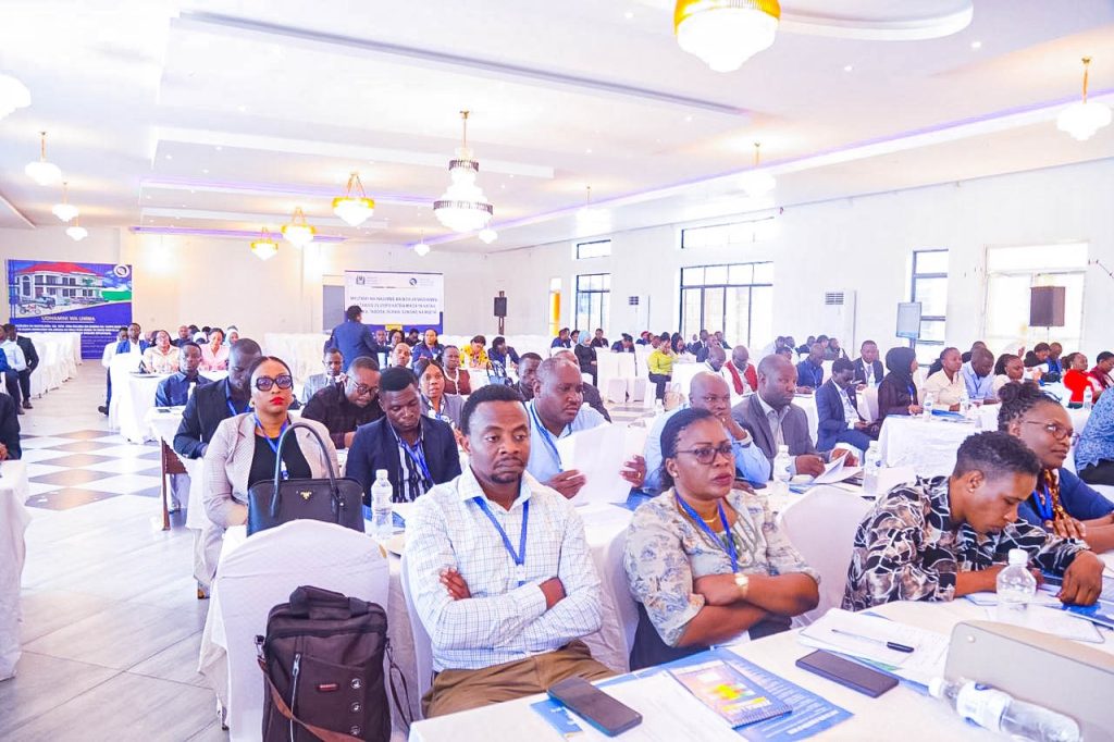 Watu wakihudhuria semina katika ukumbi, wakisikiliza na kushiriki katika mafunzo yaliyotolewa na RITA kuhusu mirathi, ndoa, na talaka.