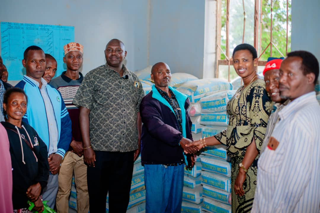 Naibu Waziri Ndege akabidhi mifuko 100 ya saruji Babati
