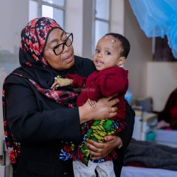 Mheshimiwa-Rais-Samia-Suluhu-akiwa-amembeba-mtoto-Wina-Joseph-1.8-ambaye-yeye-na-mama-yake-ni-