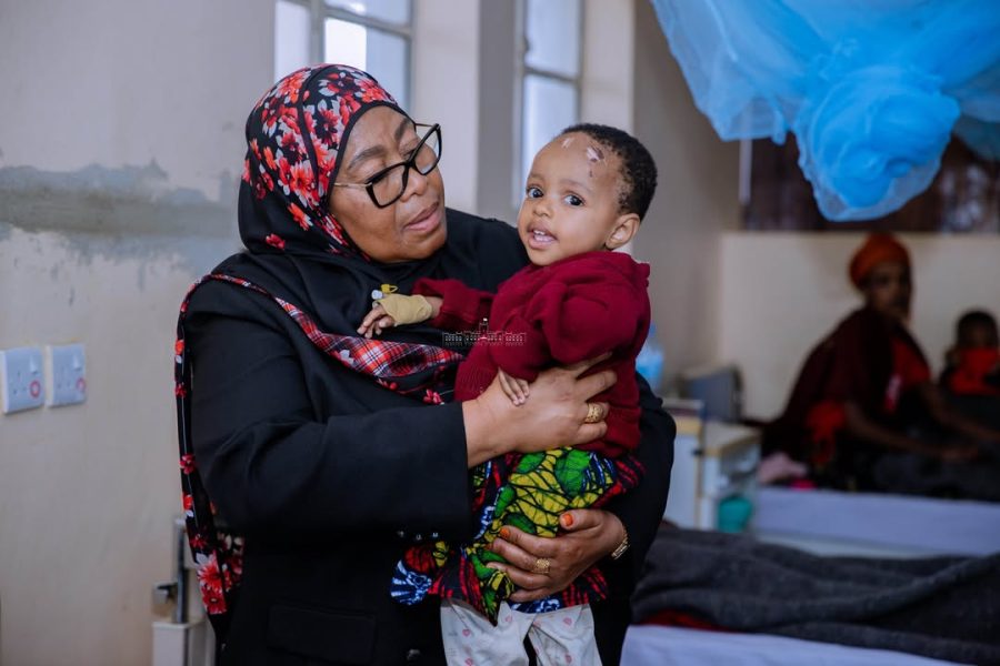 Mheshimiwa-Rais-Samia-Suluhu-akiwa-amembeba-mtoto-Wina-Joseph-1.8-ambaye-yeye-na-mama-yake-ni-